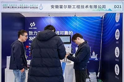 JIUYOU团队与客户交流